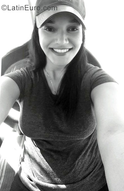 Date this athletic Dominican Republic girl Veronica from Santiago DO28490