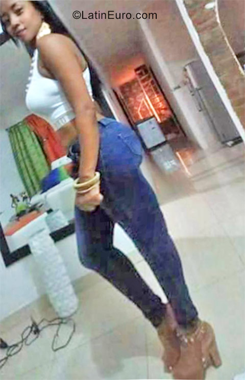 Date this happy Colombia girl Renata from Cali CO21848