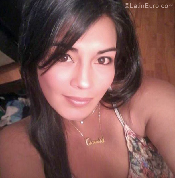 Date this nice looking Colombia girl Claudia from Bogota CO21968