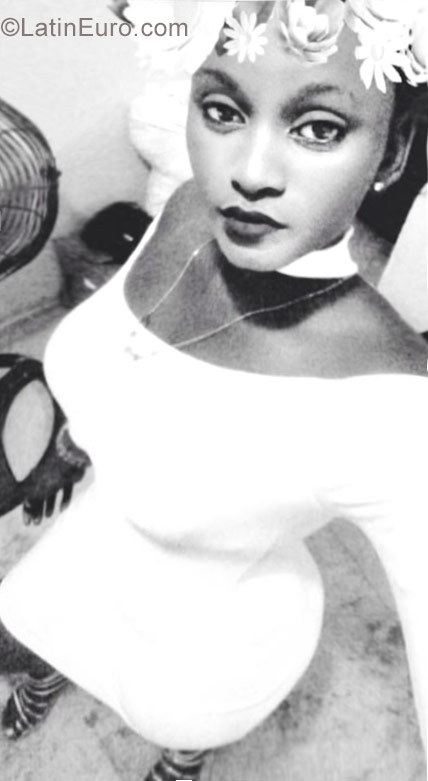 Date this young Dominican Republic girl Charina from Santo Domingo DO29861