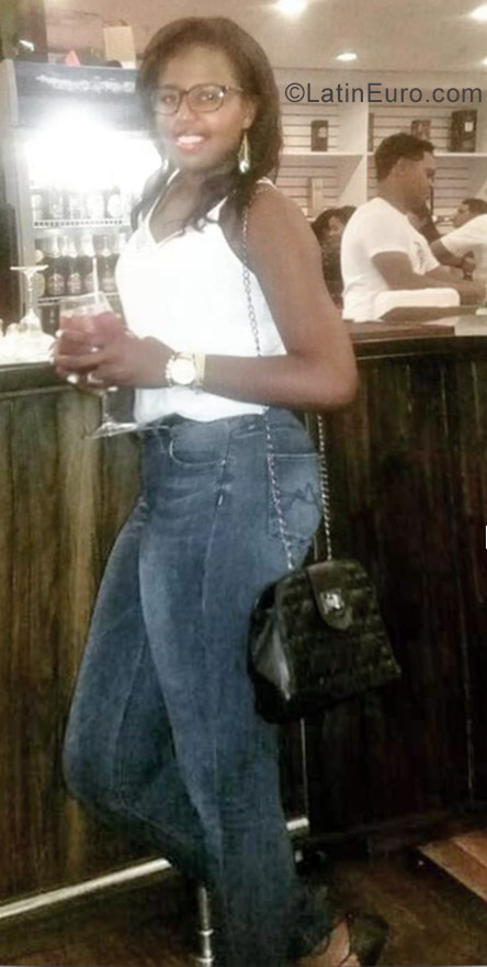 Date this pretty Dominican Republic girl Victoria from Santo Domingo DO30068