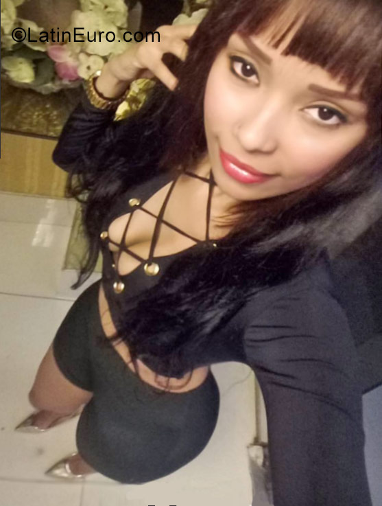 Date this athletic Dominican Republic girl Ammy from Santo Domingo DO40222