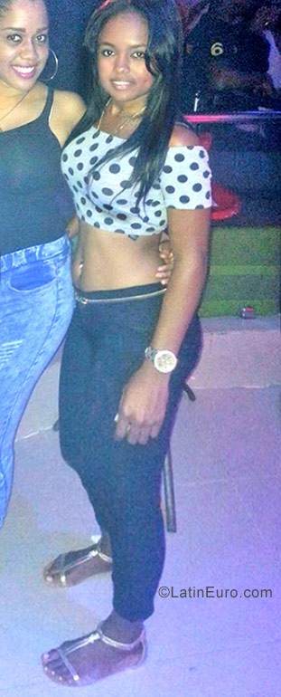 Date this athletic Dominican Republic girl Rosa from Santo Domingo DO30310