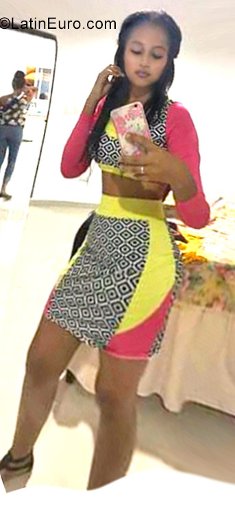 Date this voluptuous Dominican Republic girl Genesi from Santiago DO30377