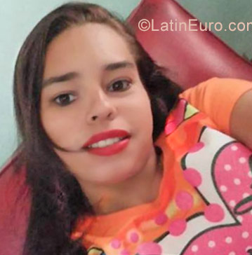 Date this foxy Cuba girl Aylen from Bayamo CU111