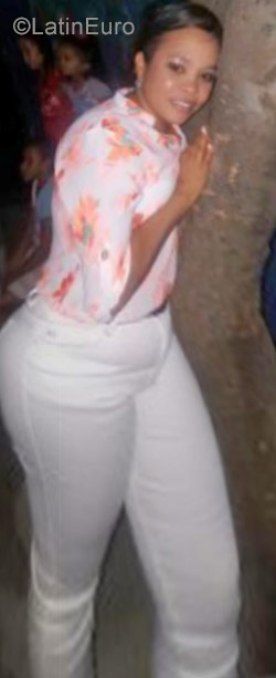 Date this stunning Dominican Republic girl Demeris from Santiago DO30431