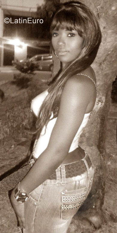 Date this lovely Colombia girl Yami from Cali CO22493