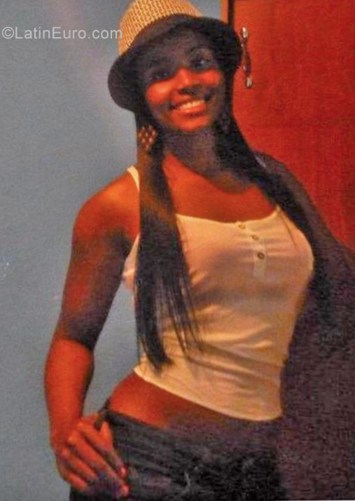 Date this nice looking Colombia girl Carmen from Bogota CO22560