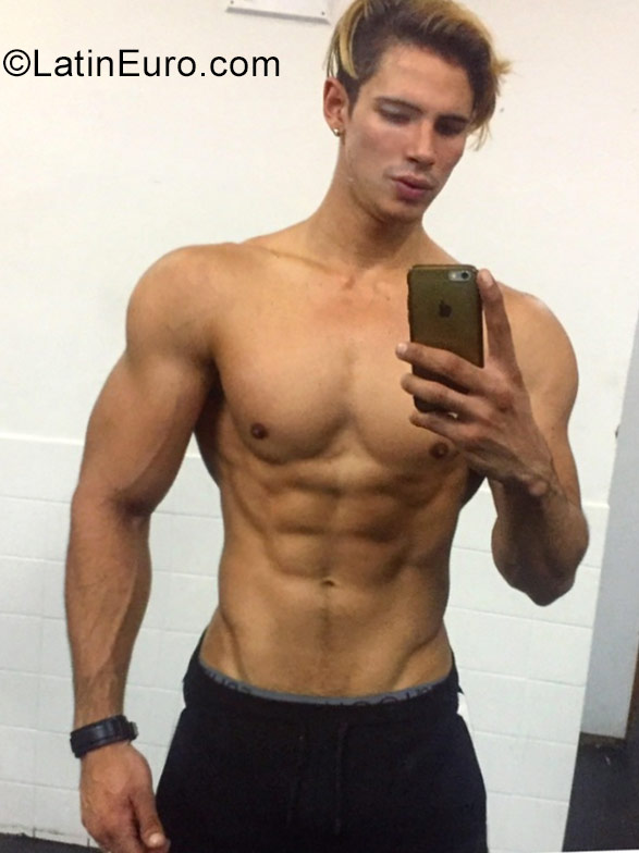 Date this tall Venezuela man Gio from Caracas VE1041