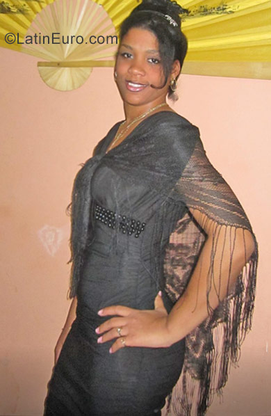Date this nice looking Cuba girl Celeste from Camaguey CU141