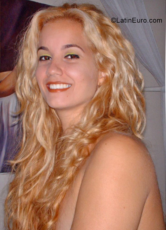 Date this sensual Cuba girl Yahi from Havana CU144