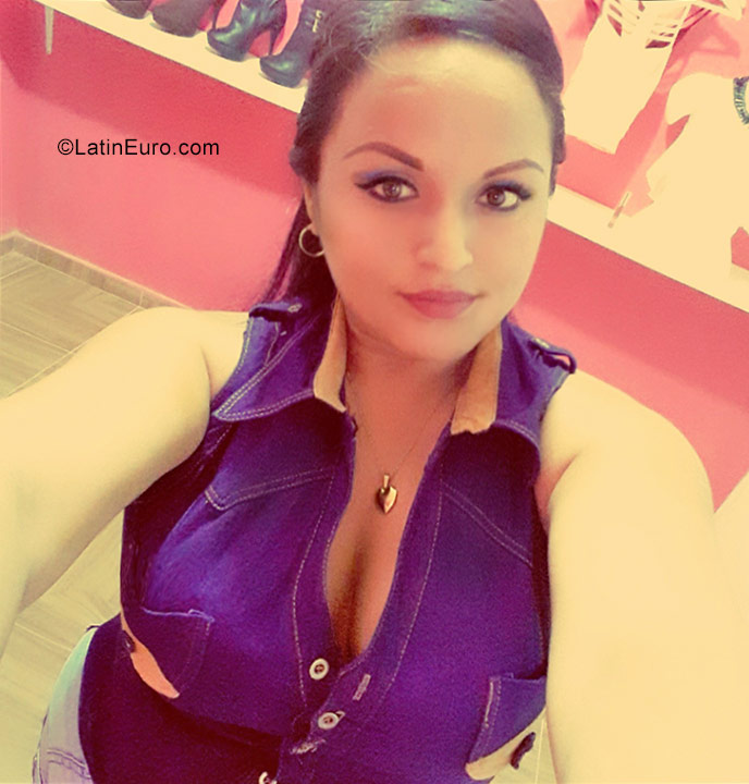 Date this sultry Peru girl Fiorela from Chiclayo PE1155