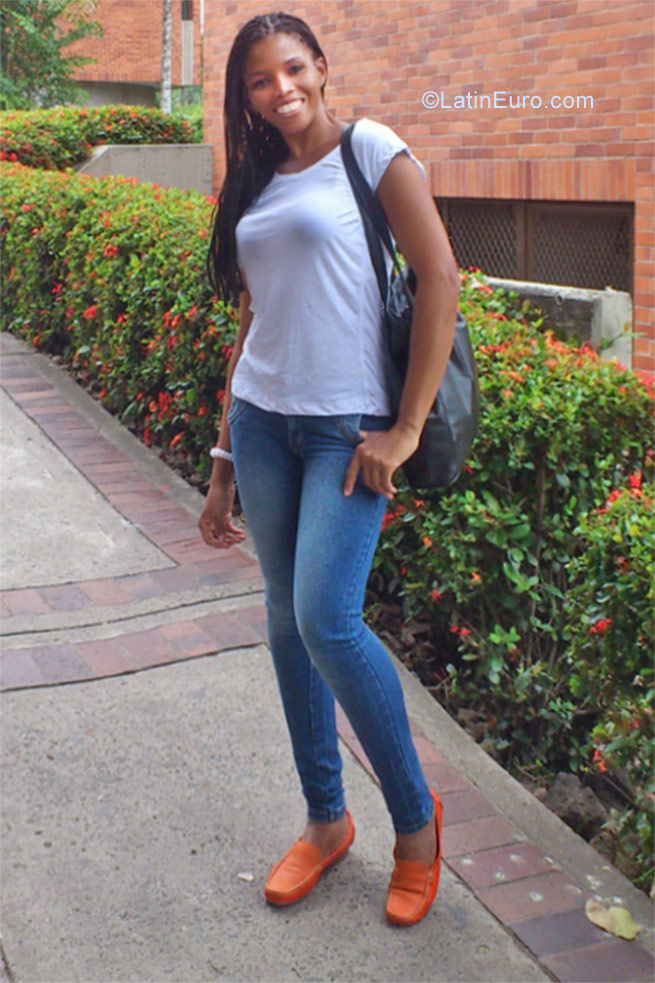 Date this voluptuous Colombia girl Mara from Cali CO22816
