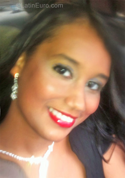 Date this happy Dominican Republic girl Madde from Santo Domingo DO30824