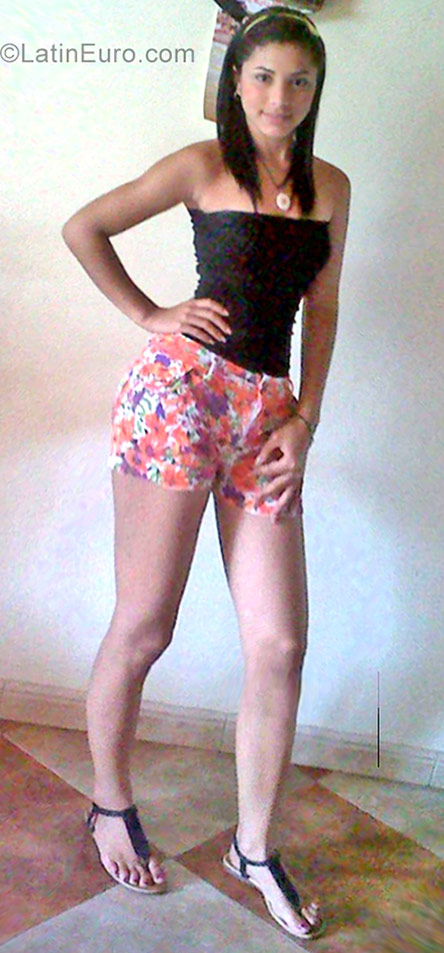 Date this happy Venezuela girl Magally from Caracas VE1120