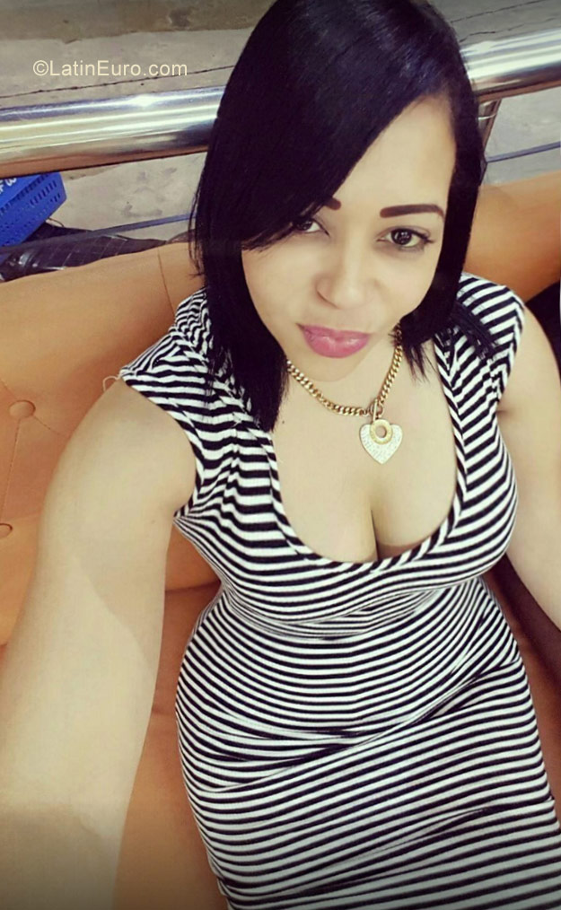 Date this good-looking Dominican Republic girl Amelia from Santo Domingo DO30867