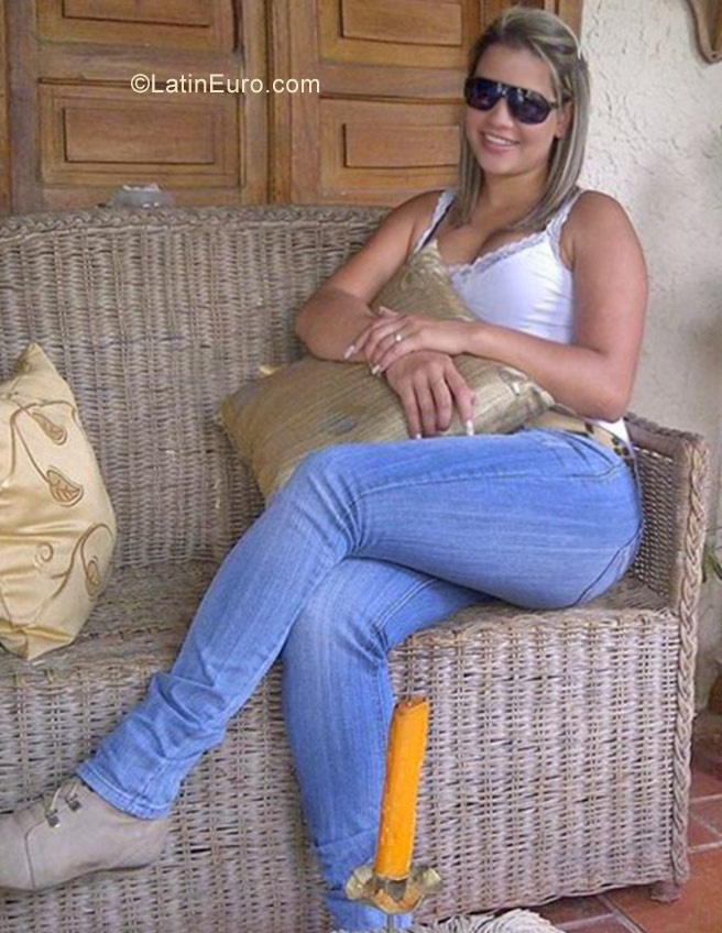 Date this good-looking Venezuela girl Emely from Valencia VE1132