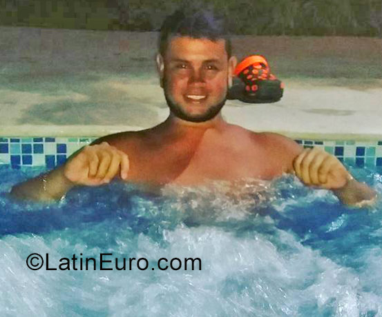 Date this hard body Colombia man Santiago from Medellin CO22873