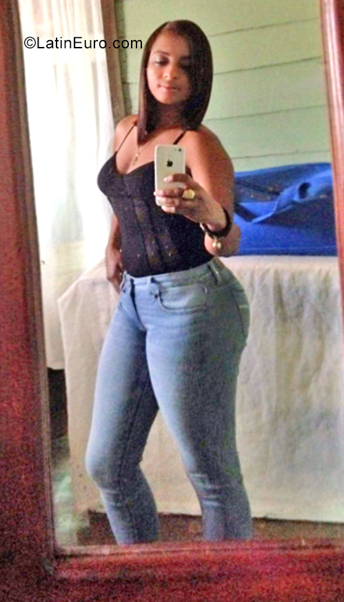 Date this attractive Dominican Republic girl Fernanda from Santiago DO30896