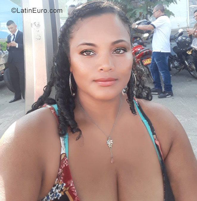 Date this happy Colombia girl Jackeline from Cali CO22916