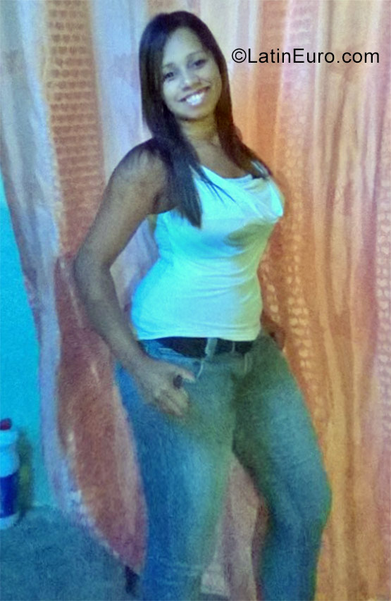 Date this happy Venezuela girl Yasmin from Caracas VE1179