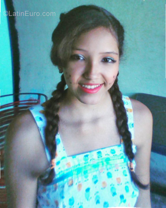 Date this lovely Venezuela girl Yusnaeth from Valencia VE1195