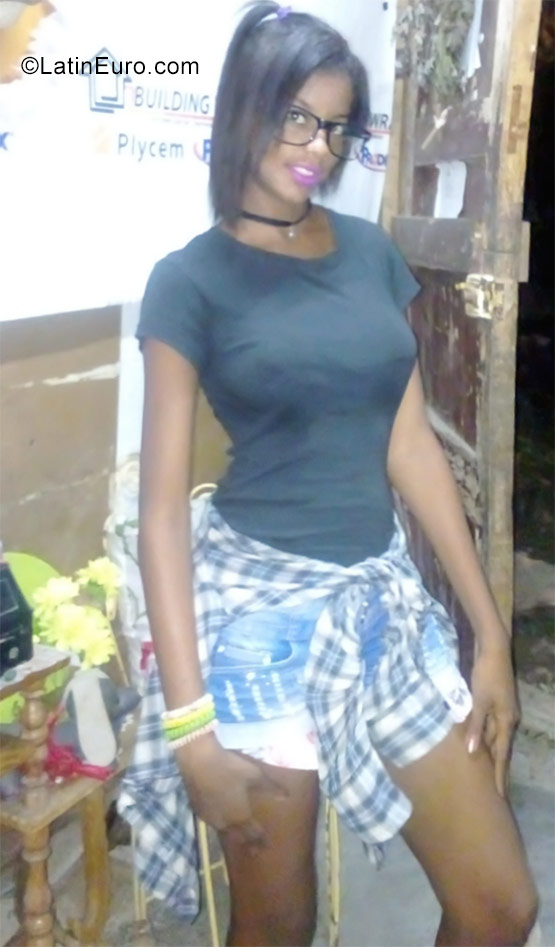 Date this charming Cuba girl Roxana from Santiago de Cuba CU186