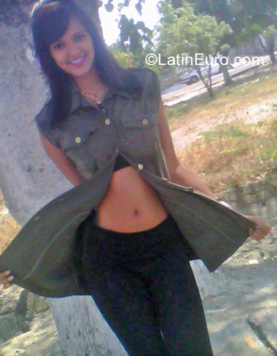 Date this lovely Venezuela girl Vanessa from Valencia VE1199