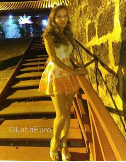 Date this lovely Colombia girl Naufar from .. CO22964