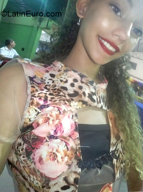 Date this funny Brazil girl Kah from Manaus BR10391