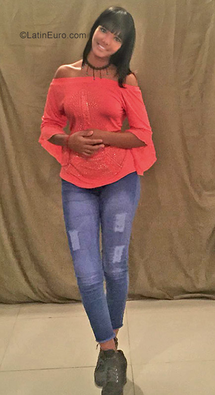 Date this stunning Dominican Republic girl Laura from Santo Domingo DO31040