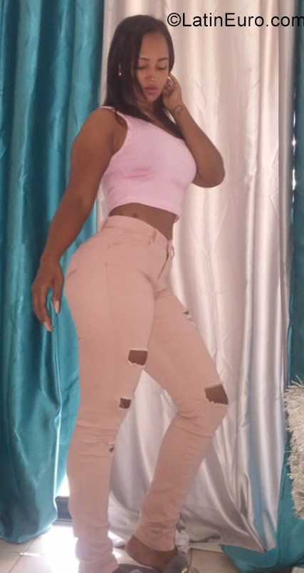 Date this fun Dominican Republic girl Dahiana from Santo Domingo DO31113