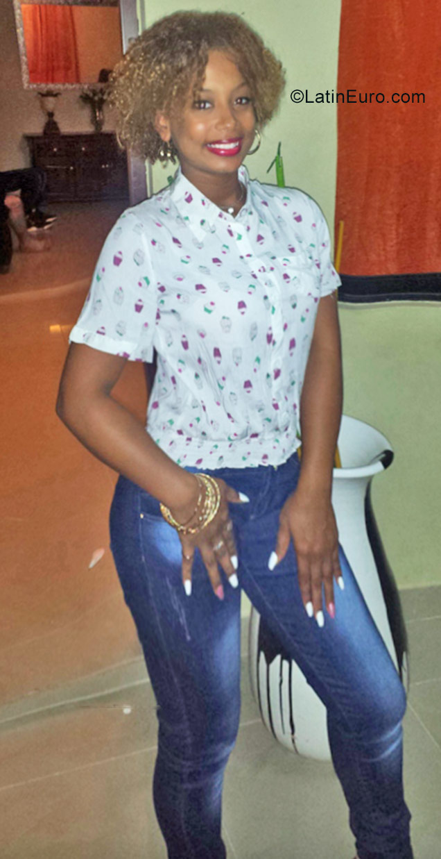 Date this sensual Dominican Republic girl Nicole from Santo Domingo DO31141