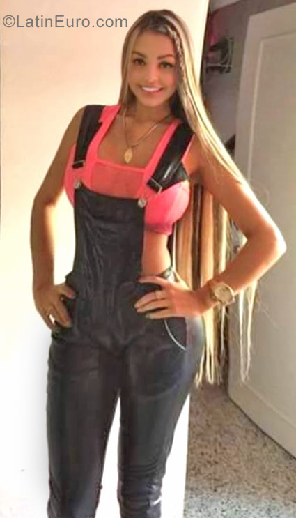 Date this voluptuous Colombia girl Nati from Medellin CO23081