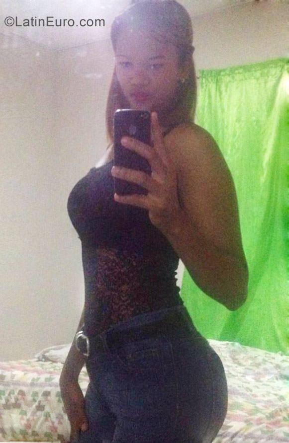 Date this nice looking Dominican Republic girl Gissel from Santo Domingo DO33764