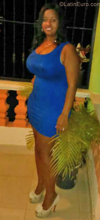Date this stunning Dominican Republic girl Indhira from Santo Domingo DO31669