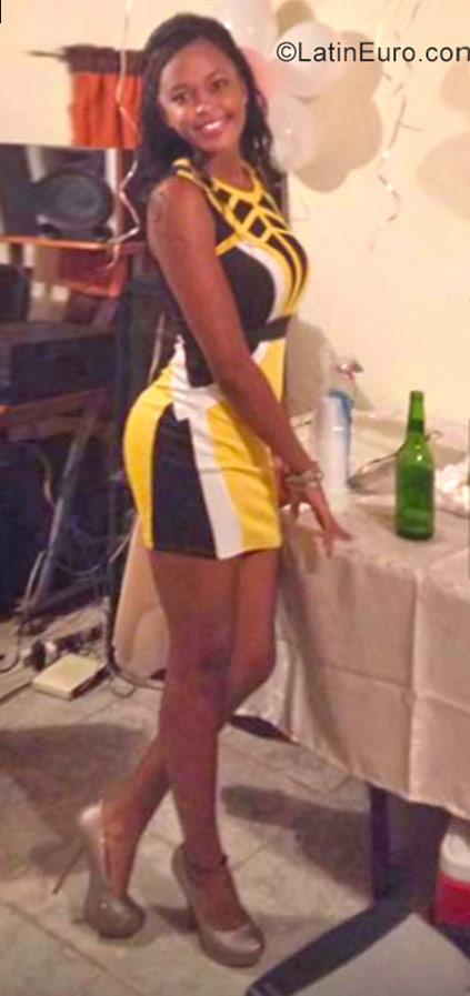Date this foxy Dominican Republic girl Yaindy from Santo Domingo DO31433