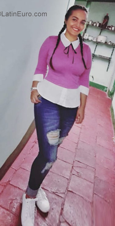 Date this nice looking Colombia girl Reina from Pamplona CO23299