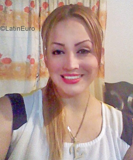 Date this fun Venezuela girl Indhira from Maracay VE1353