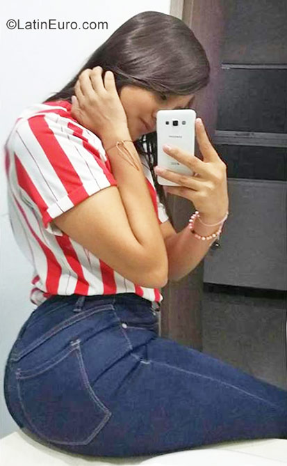 Date this beautiful Colombia girl Nat from Barranquilla CO23366