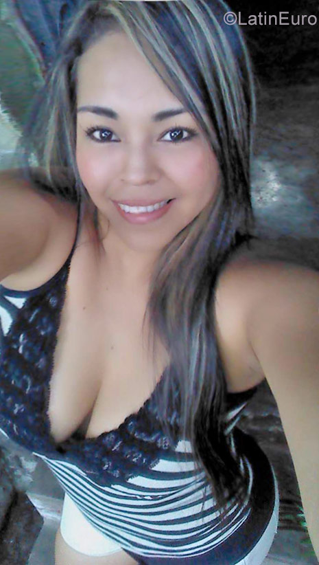 Date this voluptuous Ecuador girl Kathy from Provincia del Guayas EC246