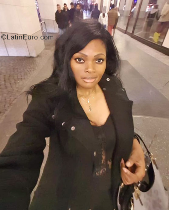 Date this voluptuous Germany girl Carine from Fürstenwalde DE456