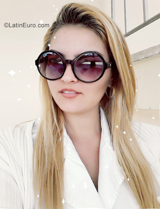 Date this athletic Cuba girl Yenifer from Cienfuegos CU259