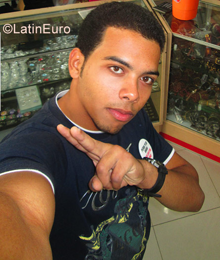 Date this young Dominican Republic man Sandi from Santo Domingo DO31772