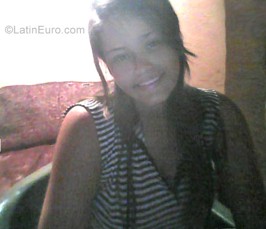 Date this nice looking Venezuela girl Paola from Caracas VE1405