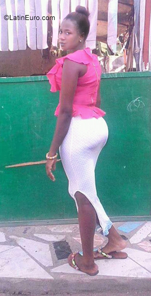 Date this happy Ghana girl Pomaa from Accra GH145