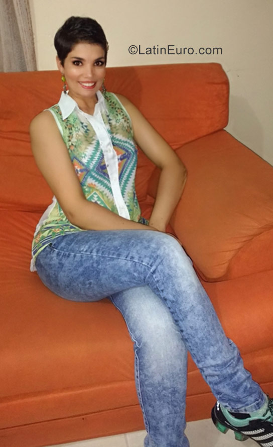 Date this pretty Colombia girl Giovanna from Bogota CO23498