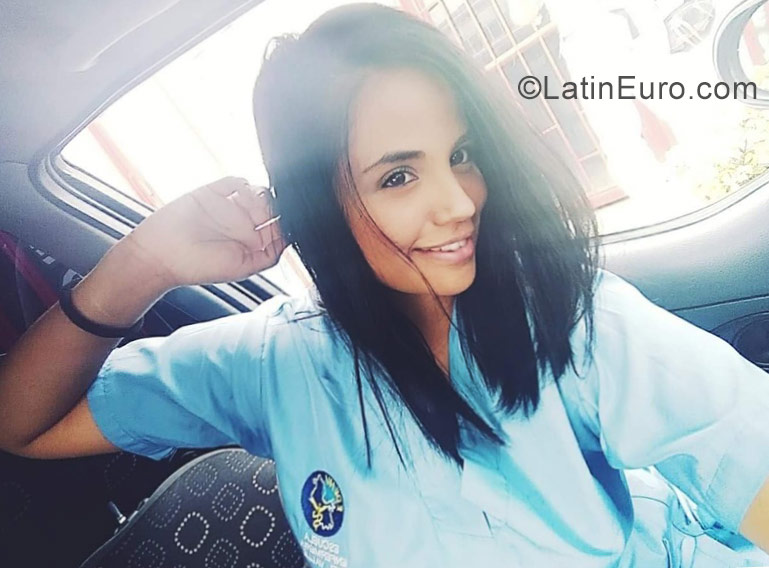 Date this good-looking Colombia girl Violeta from Cali CO23499