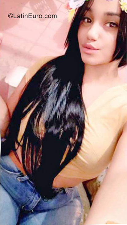 Date this georgeous Dominican Republic girl Madelin from Santo Domingo DO31860