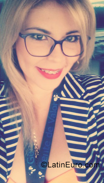 Date this gorgeous Venezuela girl Mariana from Caracas VE1426